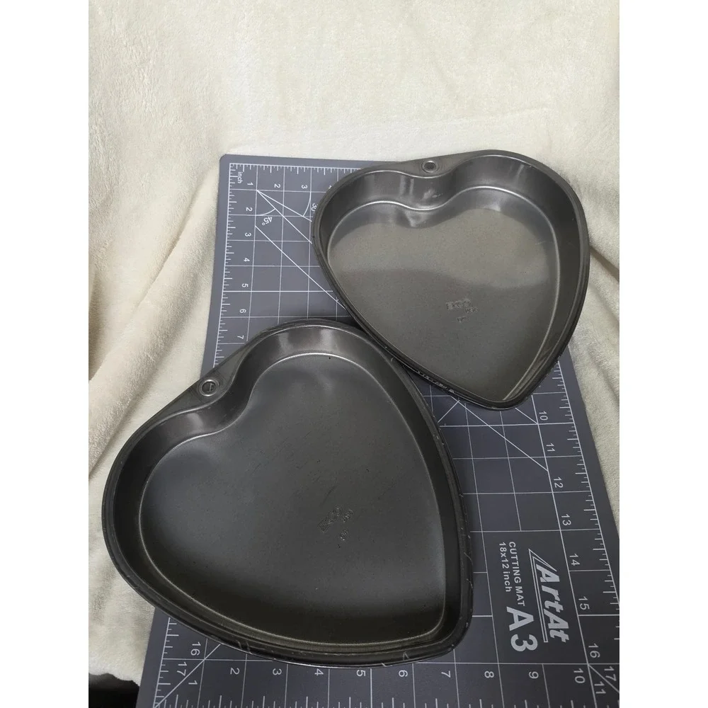 EKCO USA Vintage Heart Shaped Cake Pans 9 Inch Dark Gray Metal Set of 2